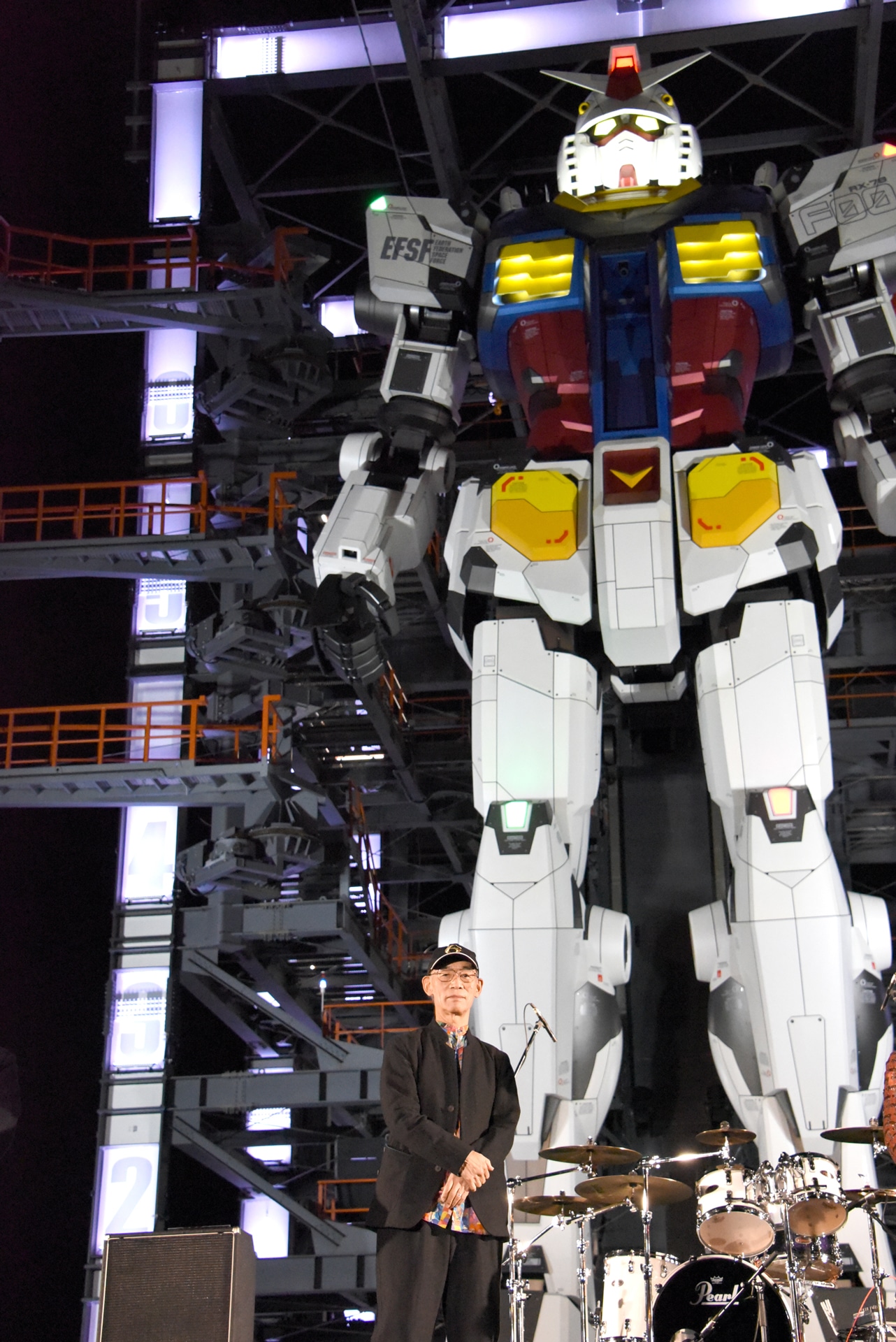 富野由悠季監督とガンダム。