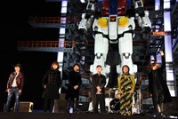 LUNA SEAと富野由悠季監督（中央）。