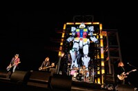 LUNA SEAのライブパフォーマンスの様子。