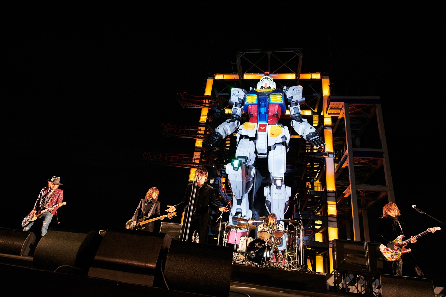 LUNA SEAのライブパフォーマンスの様子。