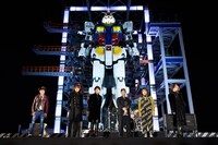 LUNA SEAと富野由悠季監督（中央）。