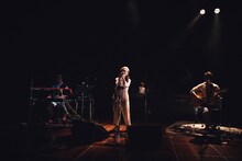 NakamuraEmiの配信ライブの様子。（撮影：古賀恒雄）