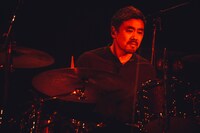 Tomo Kanno（Dr）（撮影：古賀恒雄）