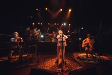 NakamuraEmiの配信ライブの様子。（撮影：古賀恒雄）