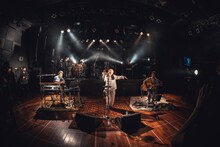 NakamuraEmiの配信ライブの様子。（撮影：古賀恒雄）