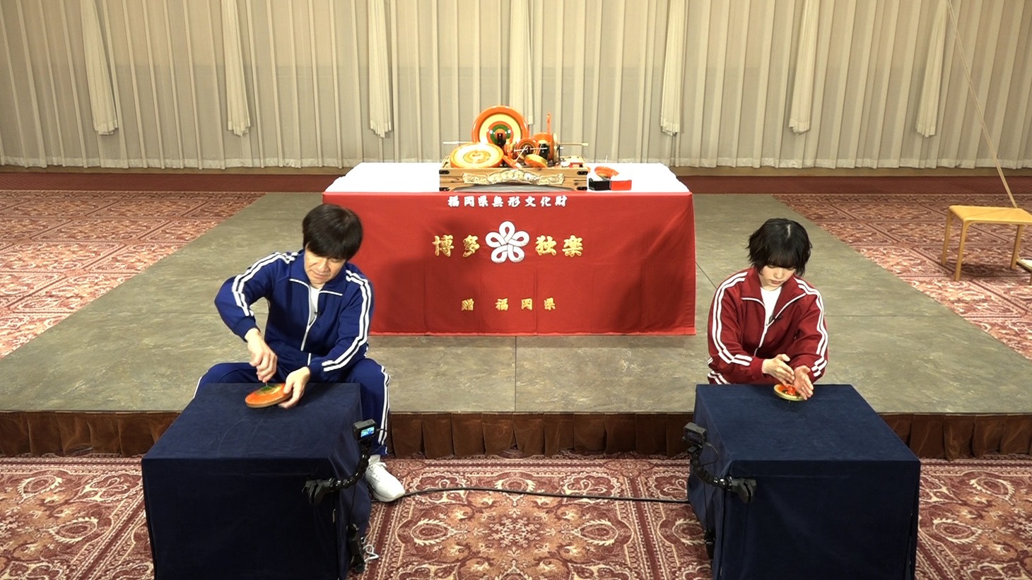 左から内村光良、平手友梨奈。(c)日本テレビ