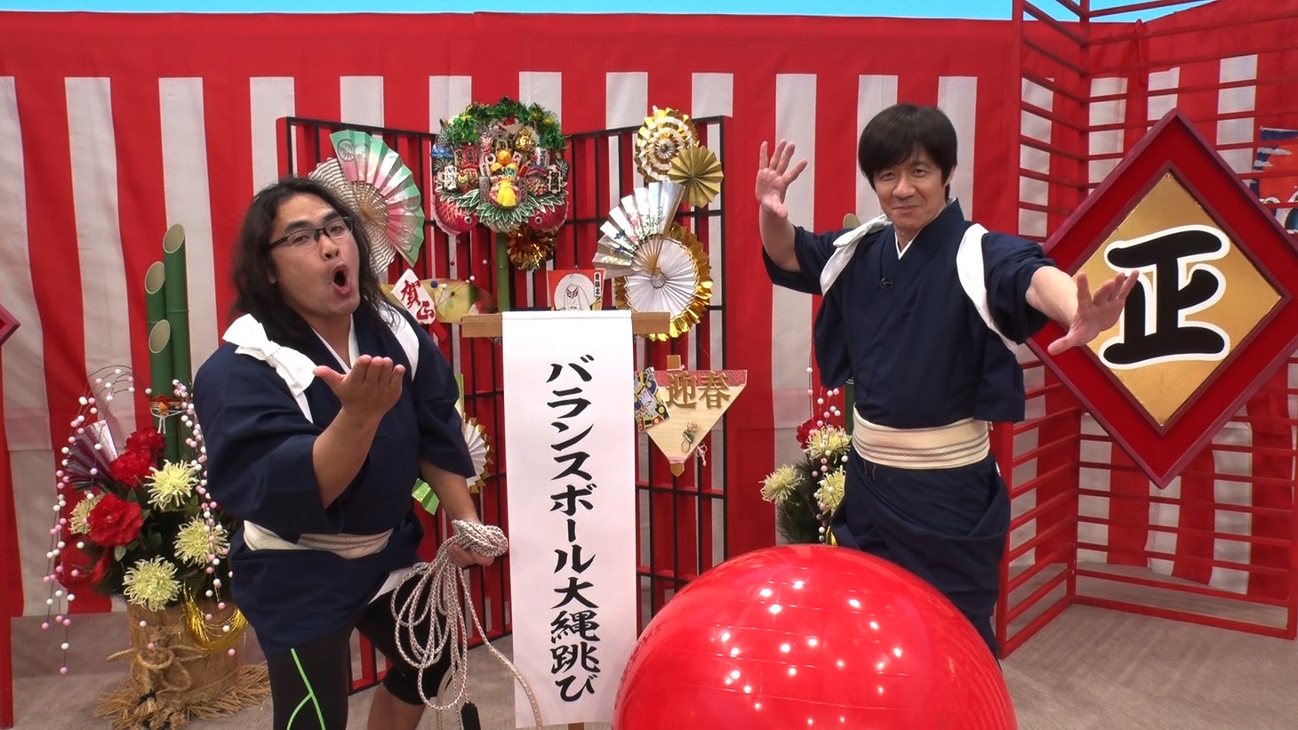 左からロッチ中岡、内村光良。(c)日本テレビ