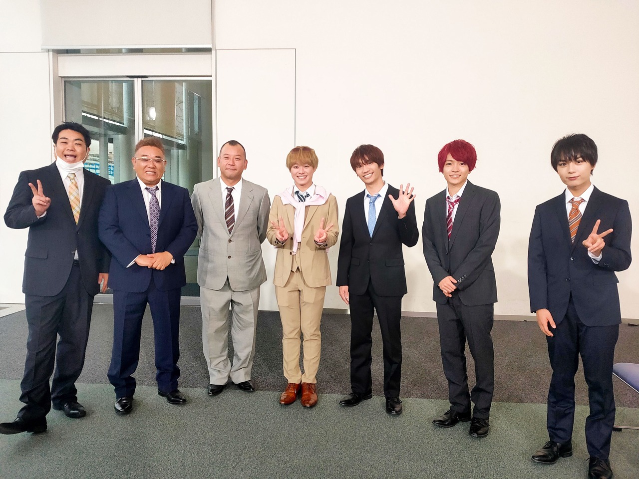 左から口笛なるお（わらふぢなるお）、伊達みきお（サンドウィッチマン）、西村瑞樹（バイきんぐ）、大橋和也、藤原丈一郎、西畑大吾、大西流星（なにわ男子）。