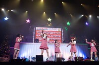 生写真を宣伝するたこやきレインボー。