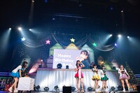 ケーキを運び込む春名真依（左端）。