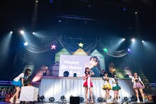 ケーキを運び込む春名真依（左端）。