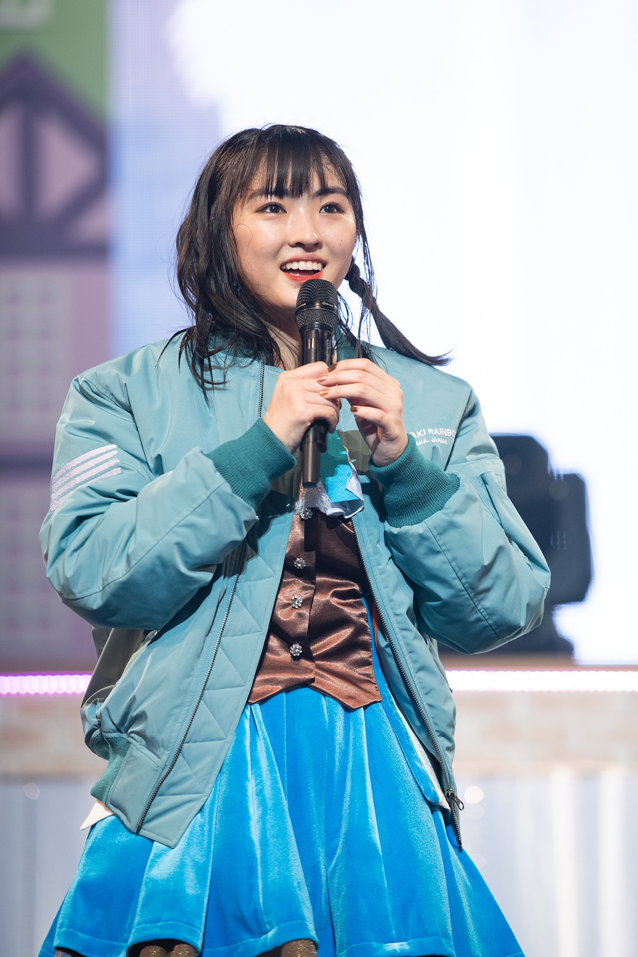 春名真依