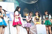 ケーキに喜ぶ堀くるみ（中央）。