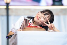 ケーキ刺さったロウソクを21から12に変えて子供っぽく喜ぶ堀くるみ。