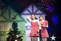 腕を組む彩木咲良（左）と清井咲希（右）。