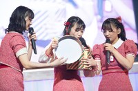 プレゼントを開ける彩木咲良（中央）。