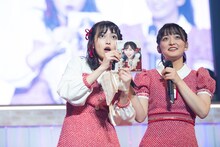 プレゼント箱から出てきた堀くるみの生写真。