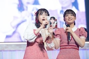 プレゼント箱から出てきた堀くるみの生写真。