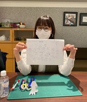 初回の打ち合わせにて、すごろくのラフを手にした土岐麻子。