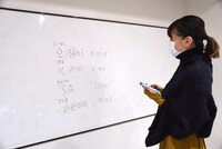 メンバーの名前を真剣に考案する土岐麻子。