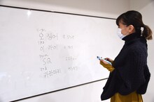 メンバーの名前を真剣に考案する土岐麻子。