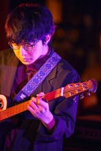 崎山蒼志「オンラインの60分」の様子。