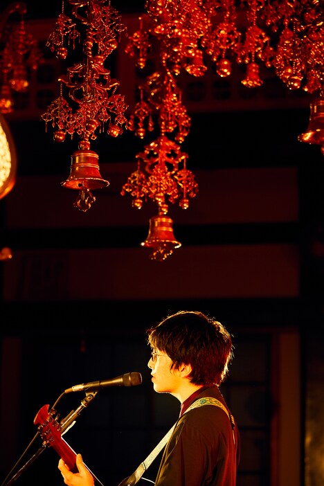 崎山蒼志「オンラインの60分」の様子。