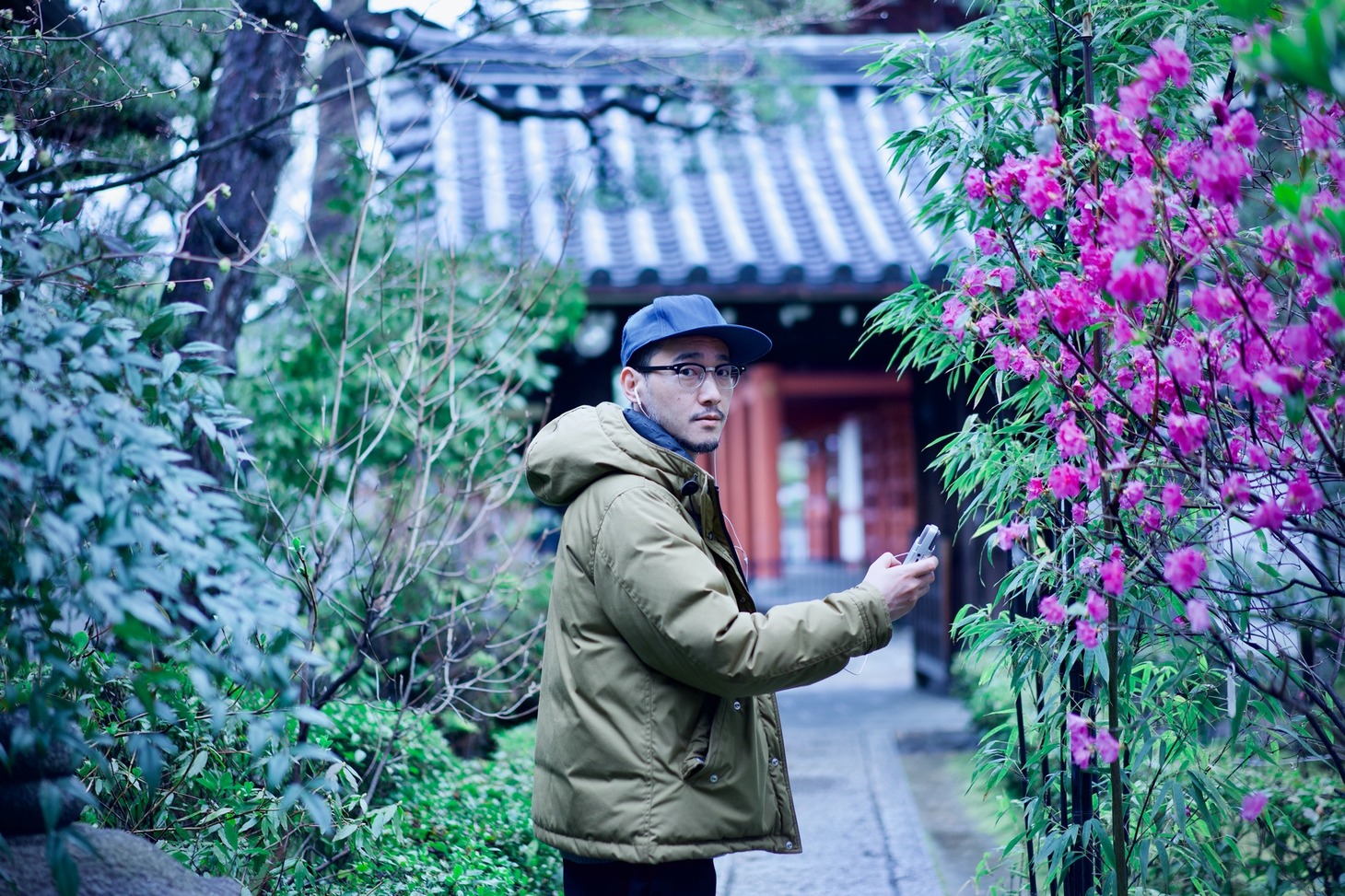 妙心寺 退蔵院で音を採集するChihei Hatakeyama。