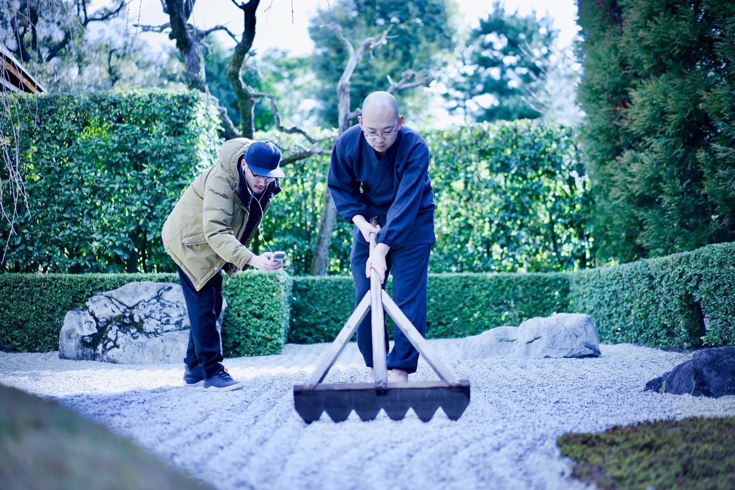 妙心寺 退蔵院で音を採集するChihei Hatakeyama。