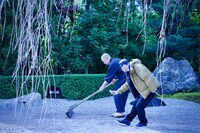 妙心寺 退蔵院で音を採集するChihei Hatakeyama。