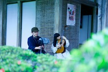 西明寺で音を採集する青葉市子。