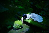 西明寺で音を採集する青葉市子。