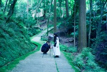 神護寺で音を採集する青葉市子。