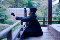 隨心院で音を採集するharuka nakamura。