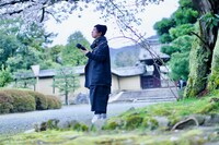 隨心院で音を採集するharuka nakamura。