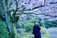 隨心院で音を採集するharuka nakamura。