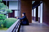 隨心院で音を採集するharuka nakamura。