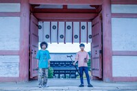 仁和寺で音を採集するU-zhaanと蓮沼執太。