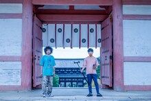 仁和寺で音を採集するU-zhaanと蓮沼執太。