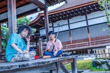 仁和寺で音を採集するU-zhaanと蓮沼執太。