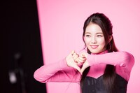 「カールキープマジック」撮影時のAYAKA（NiziU）。