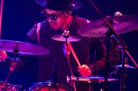 H ZETT KOU（Dr）（Photo by Yuta Ito）