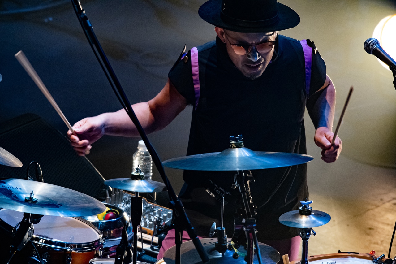 H ZETT KOU（Dr）（Photo by Yuta Ito）
