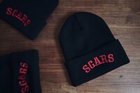 SCARSのニットキャップ。