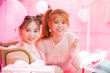 「カールキープマジック」撮影時のRIOとRIKU（NiziU）。