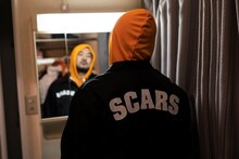 SCARSコーチジャケットを着用したA-THUG。