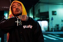 SCARSコーチジャケットを着用したA-THUG。