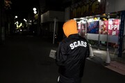 SCARSコーチジャケットを着用したA-THUG。