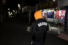 SCARSコーチジャケットを着用したA-THUG。