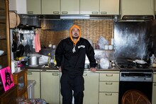 SCARSコーチジャケットを着用したA-THUG。